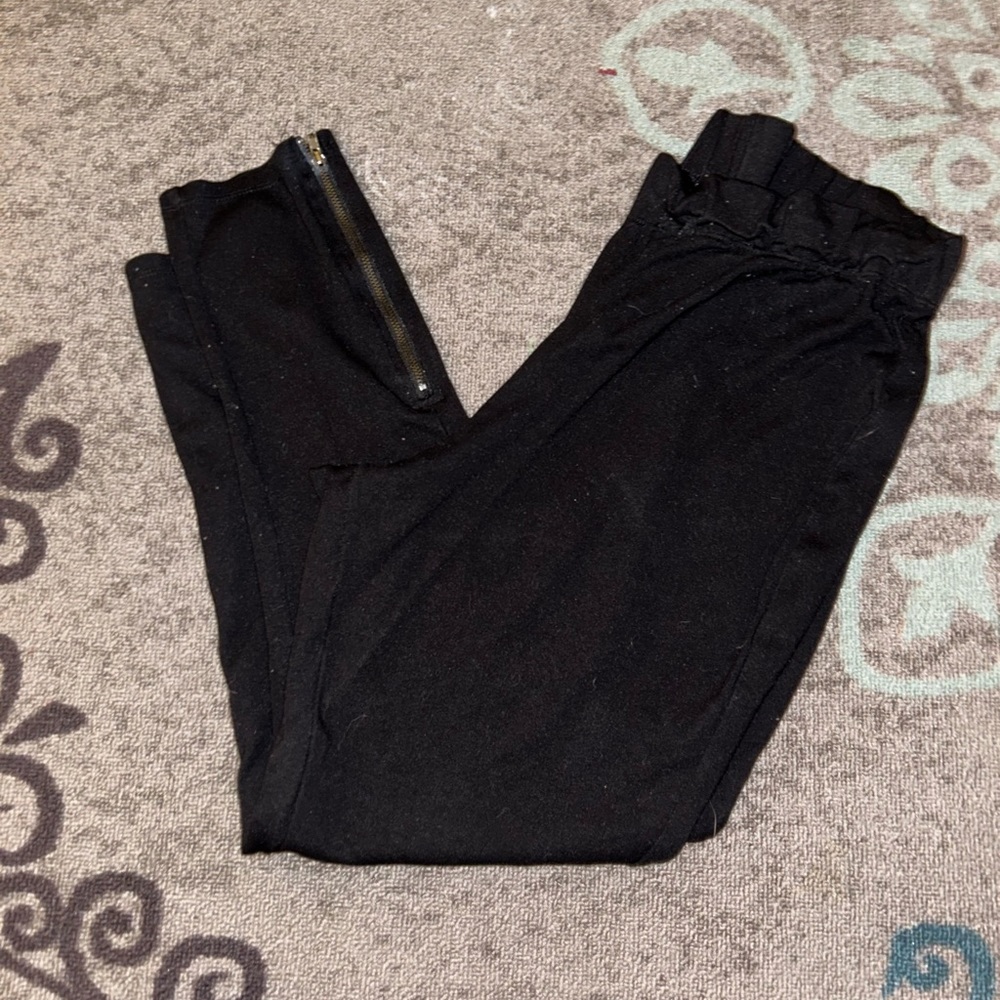 Ellos black leggings with metal zipper detail.